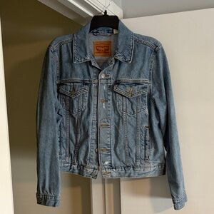 Nwot Levi's women  Denim trucker Jacket size xl